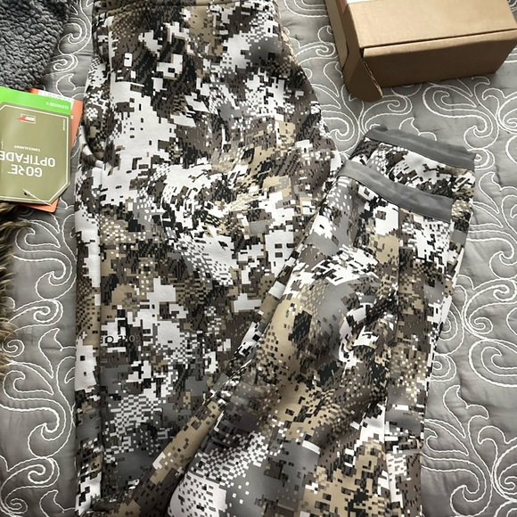 sitka pants never worn still has the tag - Picture 2 of 3